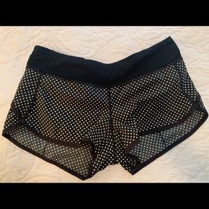 LULULEMON WOMEN'S A6 POLKA DOT SHORTS - 6